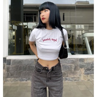 Áo trắng thêu viền hồng