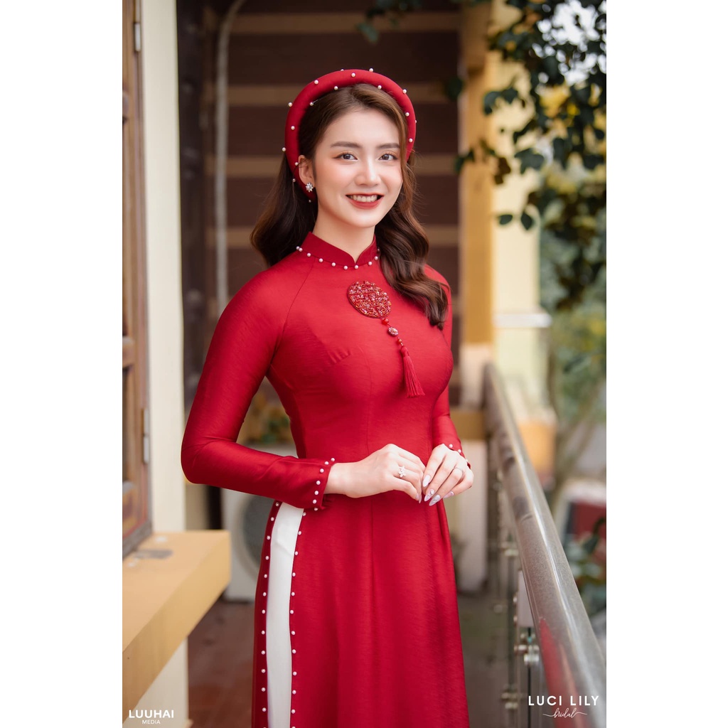 Ao Dài Cô Dâu Đỏ Lụa Vân gỗ Đỏ đính kết chữ hỉ  pha lê trước ngực. áo dài cho cho dâu mặc an hỏi