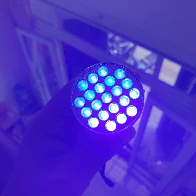 Đèn led 21 bóng UV cực tím soi tiền giả, tem giả, bằng giả...