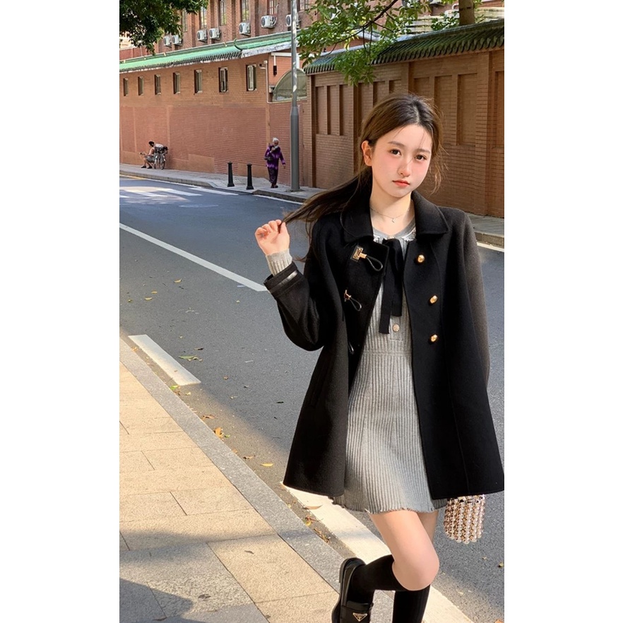 Áo khoác tay dài dáng rộng chữ A cổ áo bẻ gài khuy sừng bò hai bên thời trang thu đông cho nữ | BigBuy360 - bigbuy360.vn