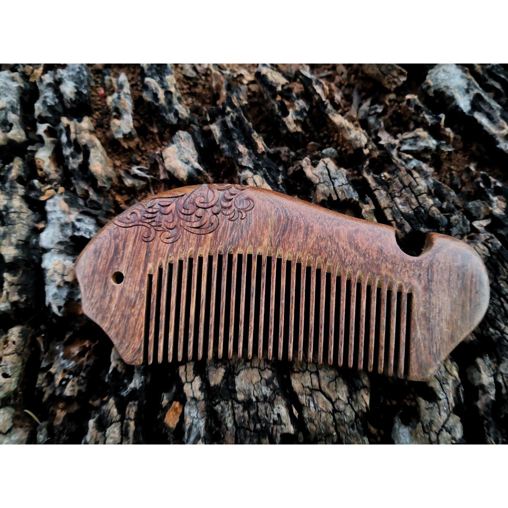 Lược gỗ đàn hương - răng mau - trạm khắc hoa văn - hình con cá - biểu tượng của vui vẻ - hạnh phúc - ấm no DH126