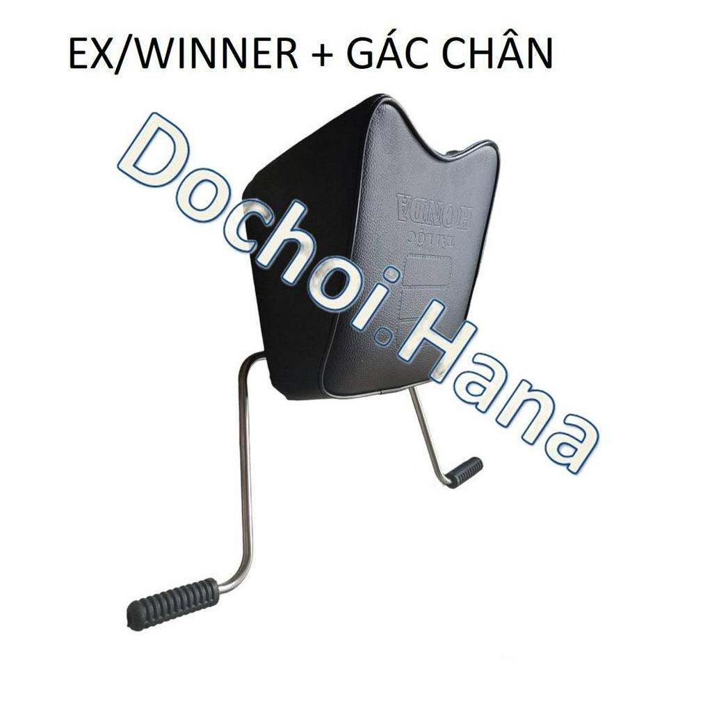 Gác chân nệm xe máy cho bé.