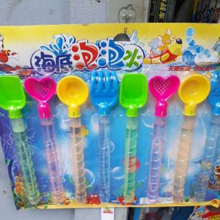 Gậy thổi bong bóng xà phòng 15k/1. Cả vỉ 8 lọ 100k.