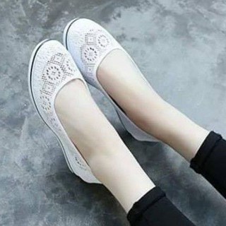 Giày lười nữ vải ren, đế cao su mềm cao 3cm đen trắng