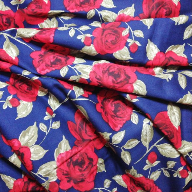 Thô cotton nền xanh dương phối hoa hồng đỏ lá màu be rất đẹp. Vải khổ 1m 50cm, dài 2m 50cm. Chất vải thoáng mát nhé ạ...