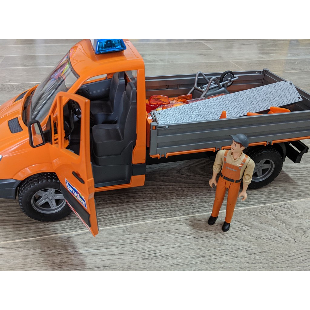 Xe Chuyên Chở Mercedes-Benz Trong Đô Thị Với Người Và Bộ Phụ Kiện BRUDER BRU02537