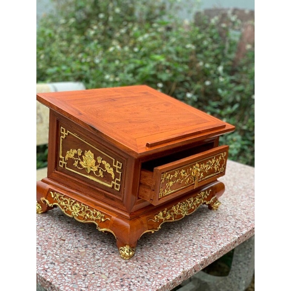 Bàn tụng kinh gỗ hương đá kích thước  50*35 cao 38 cm.