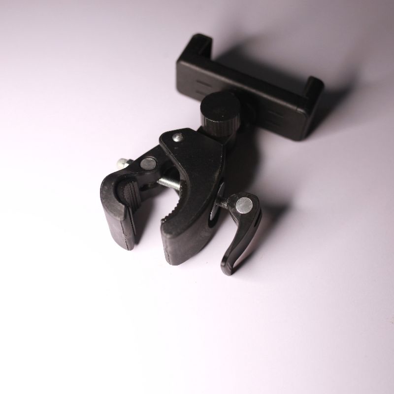 Kẹp điện thoại gắn chân đèn livestream.