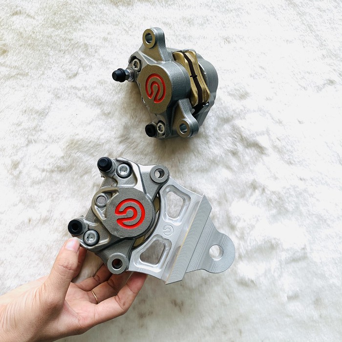 Heo dầu SAU Brembo logo lớn đỏ 2 pic đối xứng , có PÁT SAU cho các dòng xe Exx135, 150, winner, Raider/satria, Sonic