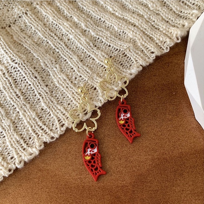 Khuyên tai đính quả bông màu đỏ phong cách giáng sinh