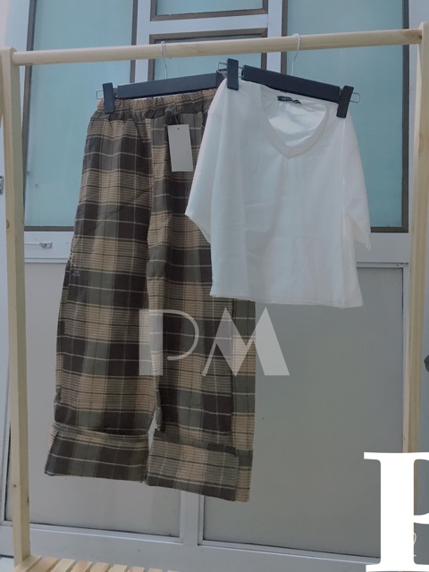 Sét áo Croptop cổ tim +quần kẻ xuông