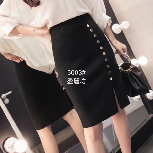 Chân váy len cúc sẻ.