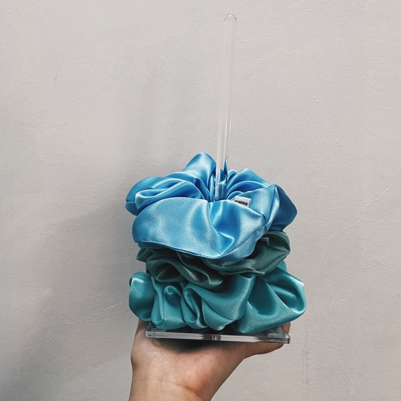 Scrunchie Holder - Cột nhựa trong treo dây Scrunchie