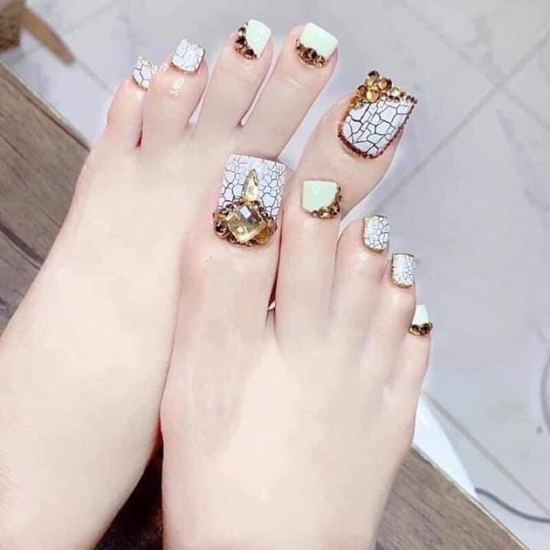 Móng úp chân dài