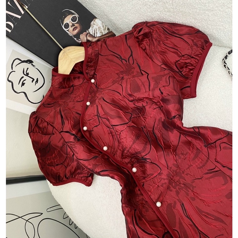 ĐẦM GẤM ĐỎ CỔ TÀU NÚT LỆCH