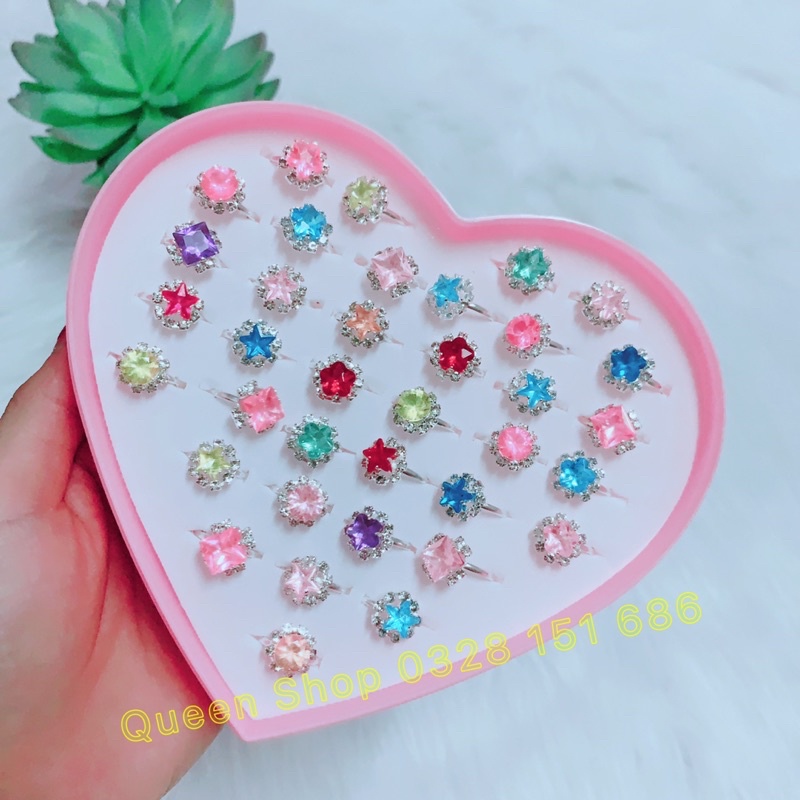 1 chiếc nhẫn hợp kim gắn đá kim cương nhân tạo lấp lánh