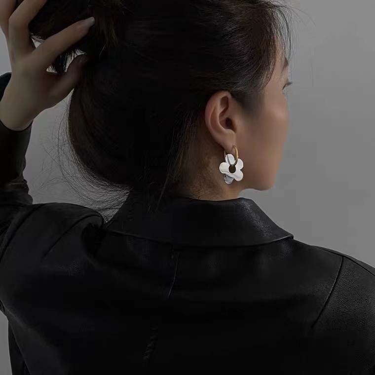 Khuyên tai bằng kim loại dạng kẹp hình cánh hoa tráng gương chống mồ hôi cho nữ