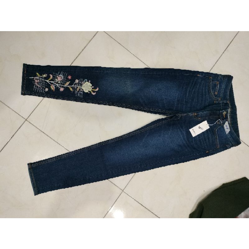 Quần jean thêu William VNXK