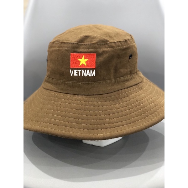 Mũ tai bèo thêu cờ đỏ sao vàng phù hợp che nắng mưa dành cho các thanh niên tình nguyện