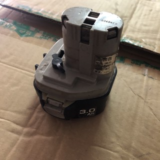 Vỏ pin makita có chân pin và sạc