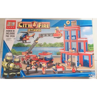 - lego toàn cảnh xe, máy bay và lính cứu hoả.