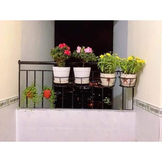 Giỏ sắt treo chậu hoa ban công