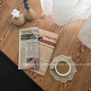 Tờ báo cũ chữ tiếng anh dùng chụp ảnh trang trí