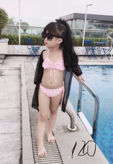Bộ bikini bé gái kèm áo khoác.