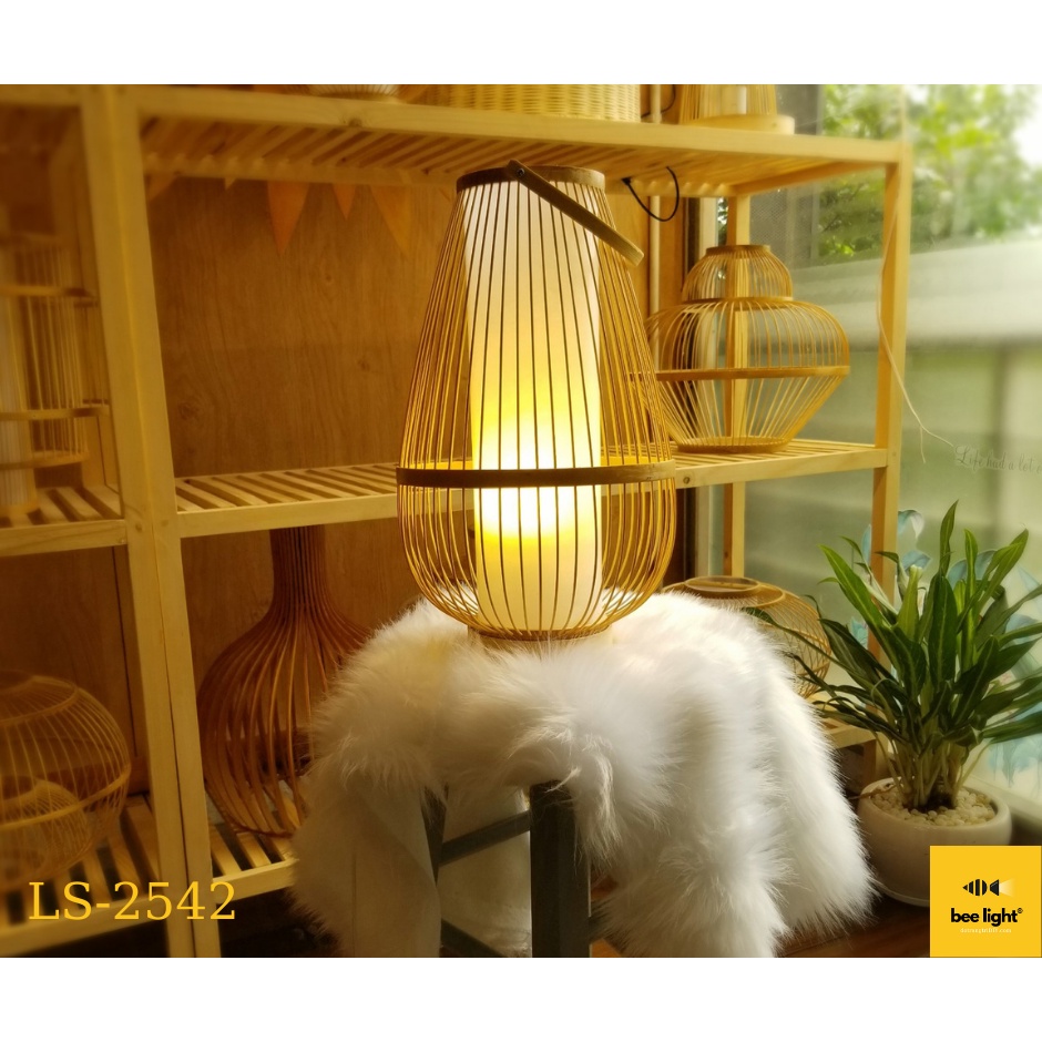 Đèn bàn mây tre đan hình chiếc bình LS2542