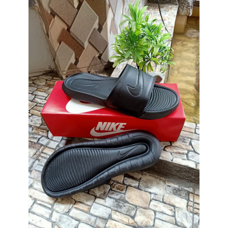 Giày Sandal Nike Benassi Màu Đen Trẻ Trung Năng Động