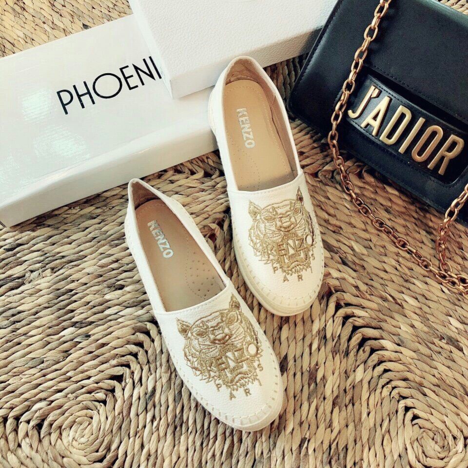 giày lười nữ thêu họa tiết sẵn màu đen trắng