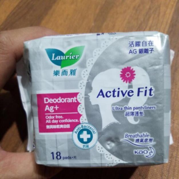 Băng vệ sinh phân tử bạc Laurier Active Fit (18 miếng/gói)