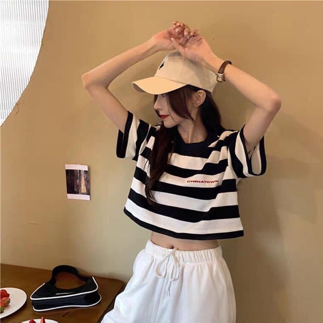 Áo Croptop sọc trắng đen