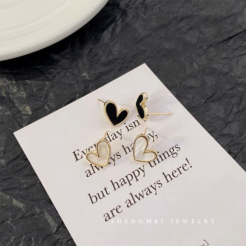 Khuyên tai nữ đơn giản dạng khuyên ngắn hình trái tim đen xinh xắn