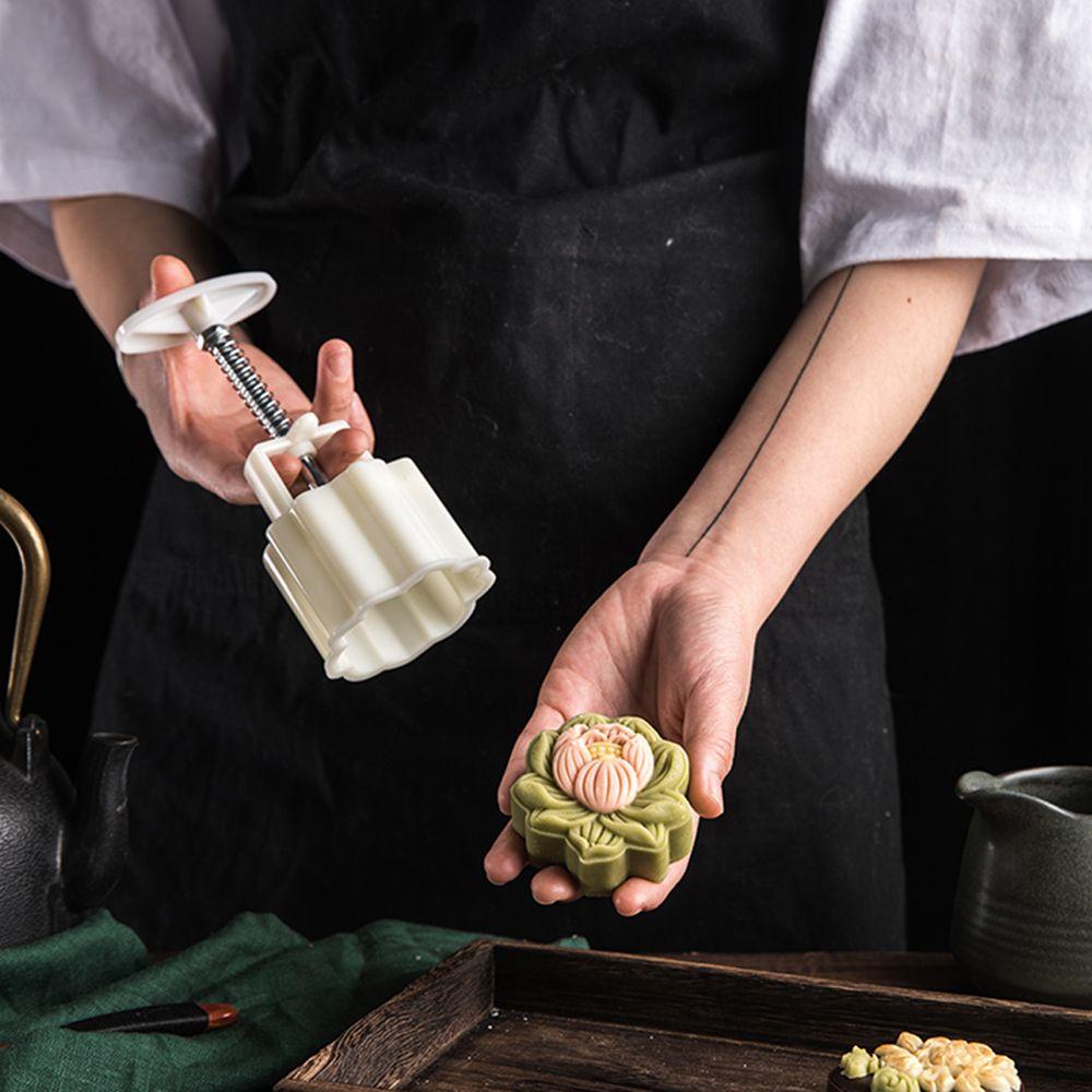 Khuôn Làm Bánh Trung Thu Hình Mèo May Mắn 3D Trang Trí Năm Mới