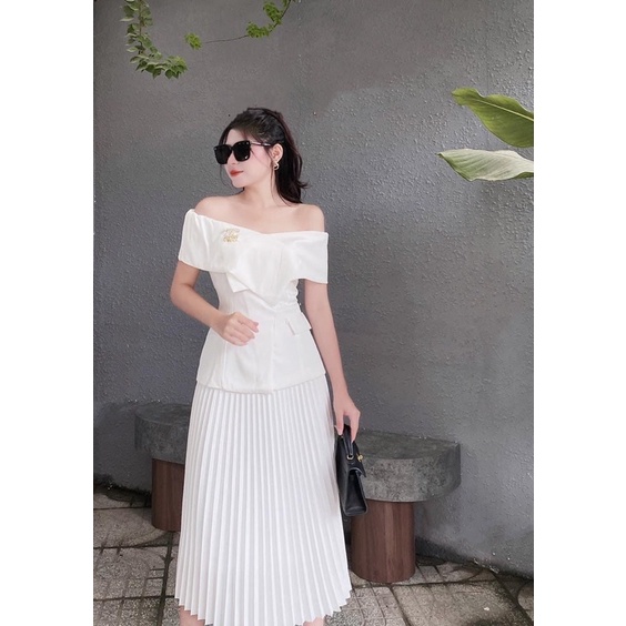 ÁO BẸT VAI SANG CHẢNH MÀU TRẮNG VÀ CHÂN VÁY DẬP LY TRẮNG VINTAGE KÍN ĐÁO SUNFASHION