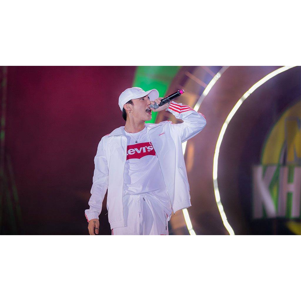 Áo thun Levis trắng Sơn Tùng MTP