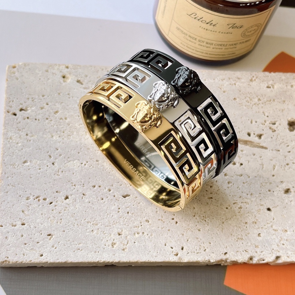 Vòng Tay Versace Bằng Thép Titan In Chữ Rỗng