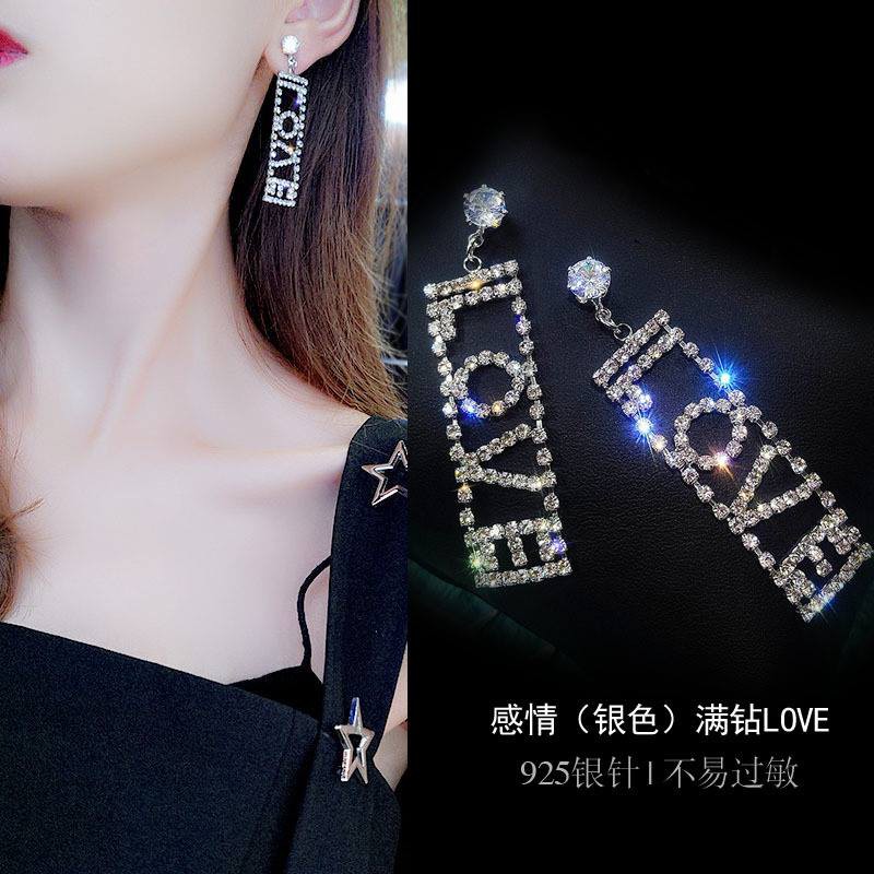 Bông tai chữ LOVE đính đá sang chảnh