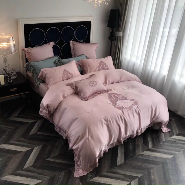 Chăn ga gối lụa thêu ren điệu đà