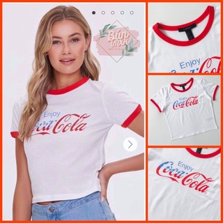 Áo crotop trắng viền đỏ in chữ Cocacola
