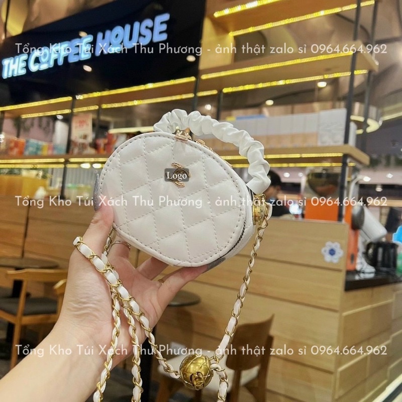 Túi đeo chéo dáng tròn quai nhún trần ô đính logo kèm dây đeo quả chuông siêu xinh