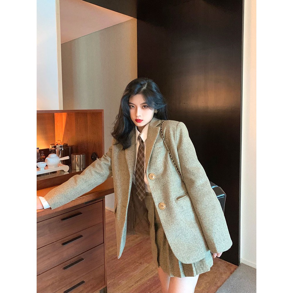 Set áo blazer và váy xếp ly phong cách mùa thu