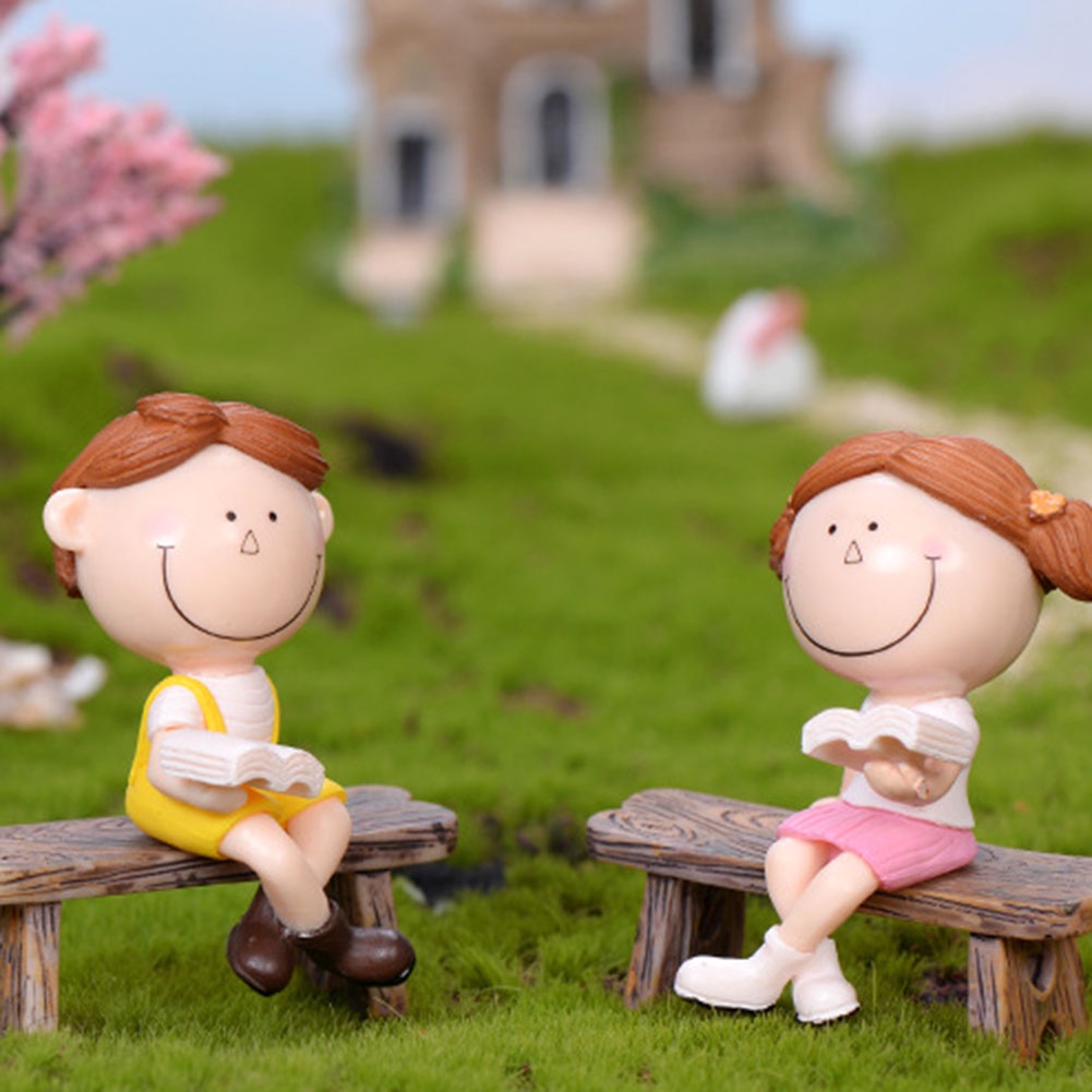 Mô hình bé trai và bé gái ngồi băng ghế trang trí tiểu cảnh DIY dễ thương