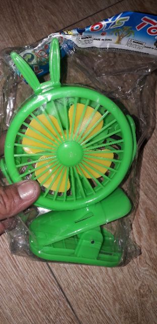 Chiếc quạt mini để bàn và kẹp xoay 180 độ bằng nhựa tặng kèm pin rất đẹp