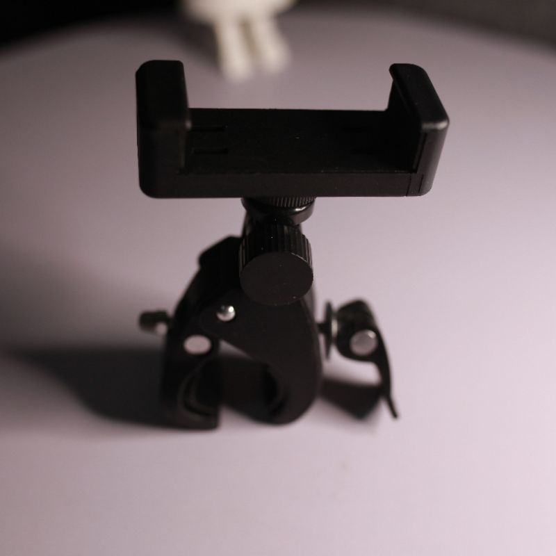 Kẹp điện thoại gắn chân đèn livestream.