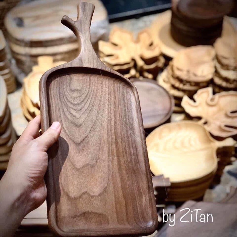 Khay gỗ óc chó decor tay cầm cành cây