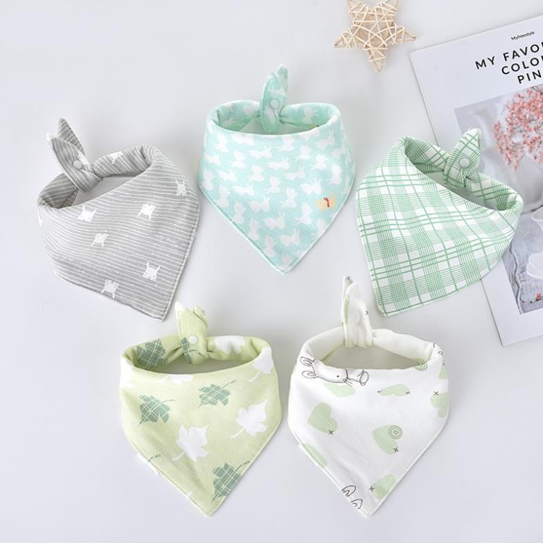 Yếm tam giác cotton màu cúc bấm in hình dễ thương cho bé