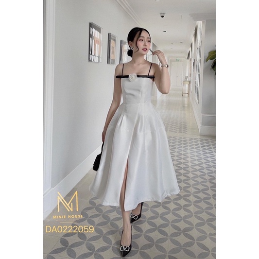 Đầm xoè trắng xẻ phối viền đen