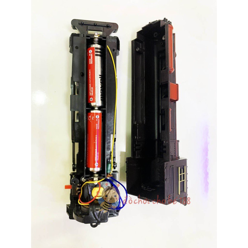 Đồ chơi đường ray xe lửa ben màu xanh có đầu tàu và 2 toa ,2 cây thông màu xanh, các đường ray